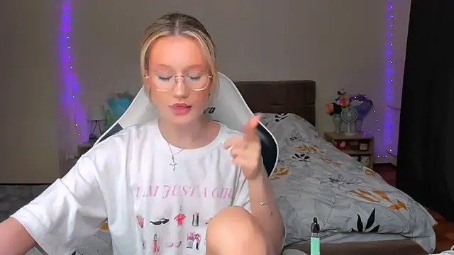 Snapshot of DearLia chatting on 25, 9, 2025 DearLia online show from 25, 9, 2025