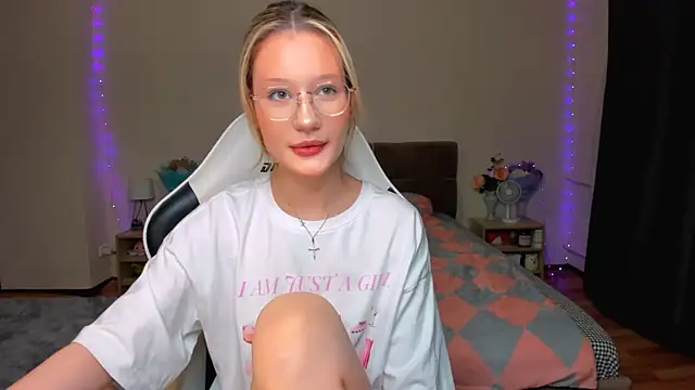 Snapshot of DearLia chatting on 11, 10, 2025 DearLia online show from 11, 10, 2025