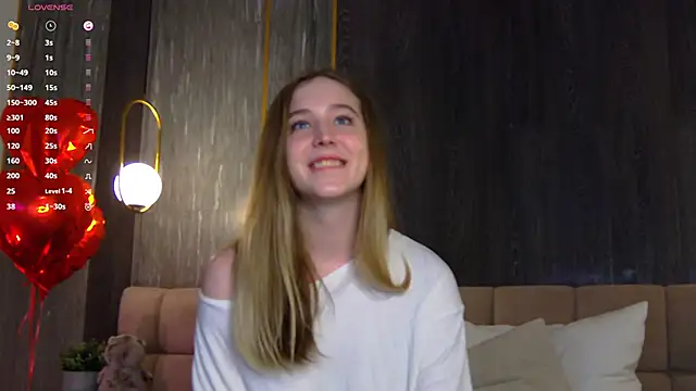 LoraineLuff online show from 3, 3, 2025