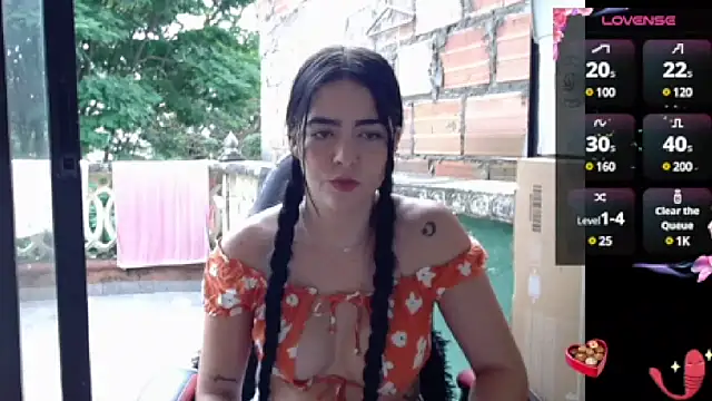 Snapshot of lvsaraa_sexy chatting on 5, 1, 2025 lvsaraa sexy online show from 5, 1, 2025