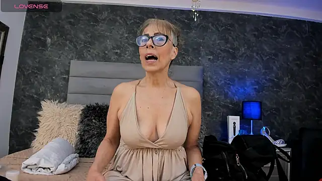 Bella Evans  online show from 14, 4, 2026