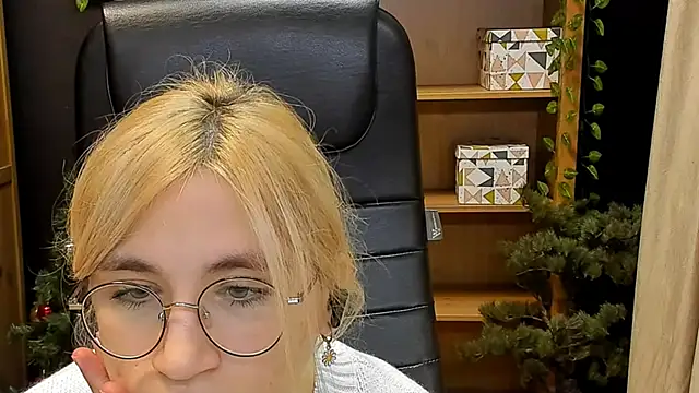 Snapshot of Moon13152 chatting on 26, 12, 2024 Moon13152 online show from 26, 12, 2024