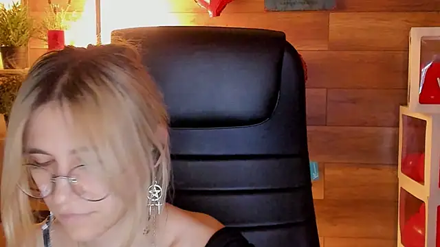 Snapshot of Moon13152 chatting on 9, 3, 2025 Moon13152 online show from 9, 3, 2025