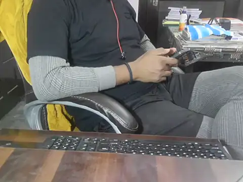 Snapshot of Average_Indian chatting on 17, 11, 2025 Average Indian online show from 17, 11, 2025