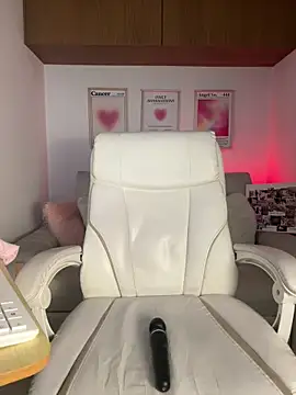 maddy bronw  online show from 18, 3, 2026