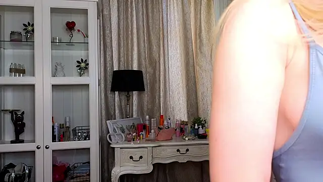 Snapshot of AnneFoxy chatting on 4, 2, 2026 AnneFoxy online show from 4, 2, 2026