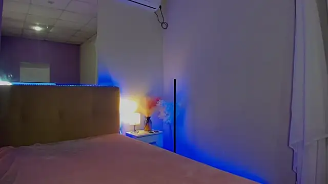 Laura Leee online show from 4, 10, 2025