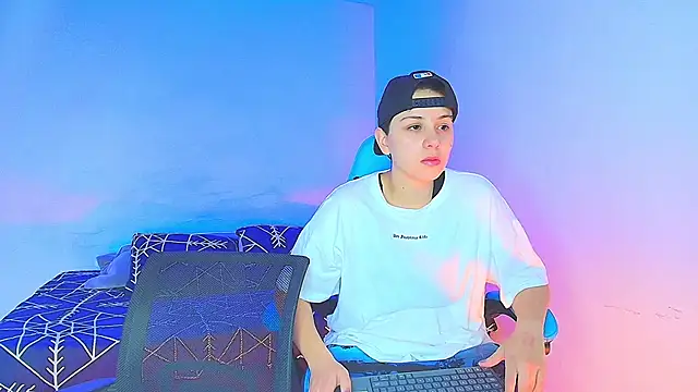 Snapshot of aron_wi chatting on 23, 12, 2024 aron wi online show from 23, 12, 2024