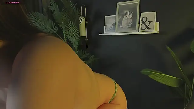 Snapshot of Chloe_Vixen chatting on 12, 12, 2024 Chloe Vixen online show from 12, 12, 2024