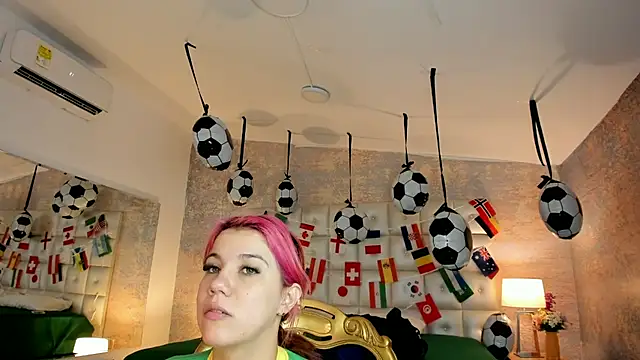Snapshot of MelaniieRoux chatting on 5, 7, 2026 MelaniieRoux online show from 5, 7, 2026