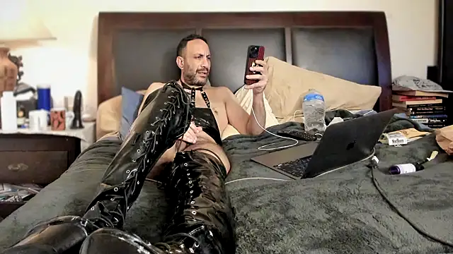 Snapshot of kinkyguy32323 chatting on 29, 3, 2026 kinkyguy32323 online show from 29, 3, 2026