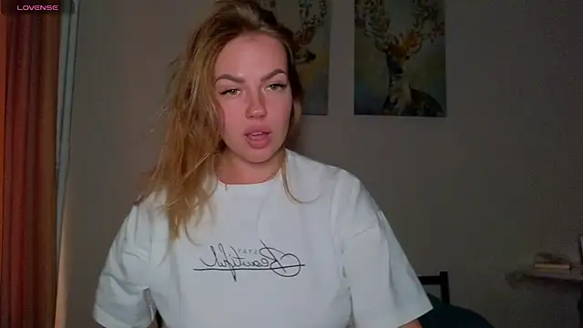 Snapshot of EmilyRobbie chatting on 19, 4, 2026 EmilyRobbie online show from 19, 4, 2026