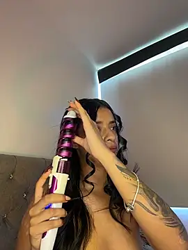 Laura fernandezII online show from 18, 12, 2025