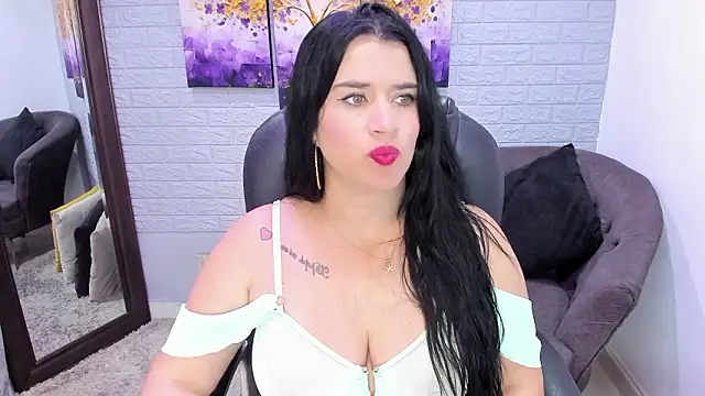 Snapshot of LenaRuiz_ chatting on 5, 2, 2026 LenaRuiz online show from 5, 2, 2026