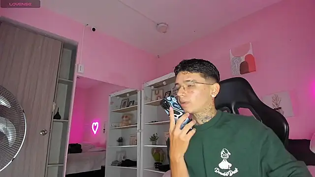 Snapshot of Ian_Castillo_ chatting on 25, 9, 2025 Ian Castillo online show from 25, 9, 2025