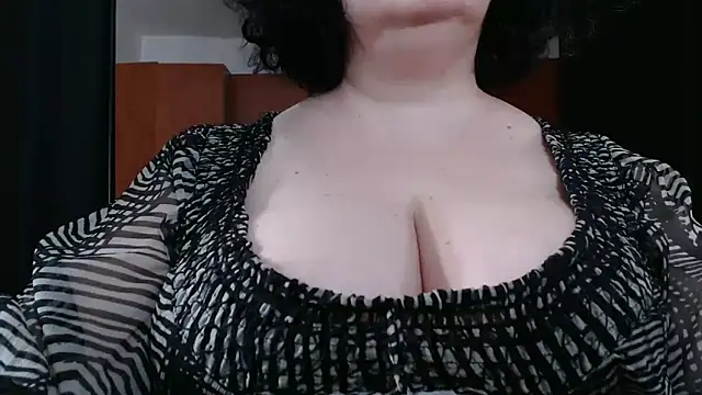 Snapshot of _MissJ_ chatting on 2, 3, 2025 MissJ online show from 2, 3, 2025