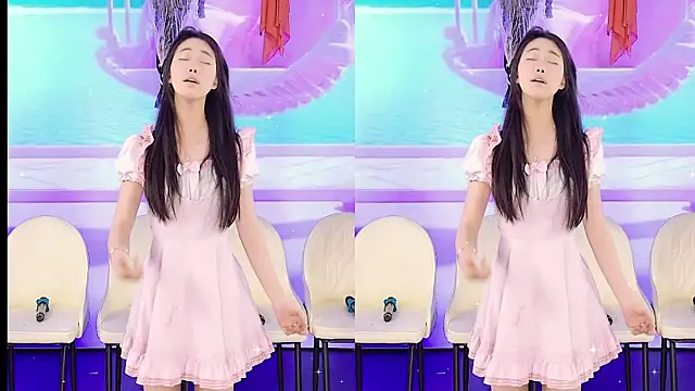 Snapshot of YIYI_XIXI_18 chatting on 13, 2, 2025 YIYI XIXI 18 online show from 13, 2, 2025