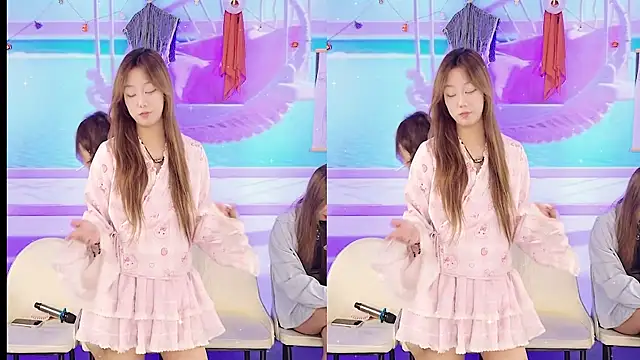 Snapshot of YIYI_XIXI_18 chatting on 19, 2, 2025 YIYI XIXI 18 online show from 19, 2, 2025