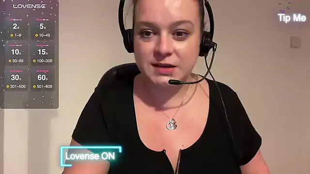 Snapshot of NaughtyWifeUK chatting on 2, 12, 2024 NaughtyWifeUK online show from 2, 12, 2024