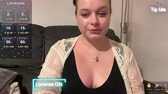 Snapshot of NaughtyWifeUK chatting on 2, 12, 2024 NaughtyWifeUK online show from 2, 12, 2024