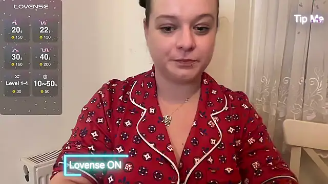 Snapshot of NaughtyWifeUK chatting on 23, 12, 2024 NaughtyWifeUK online show from 23, 12, 2024