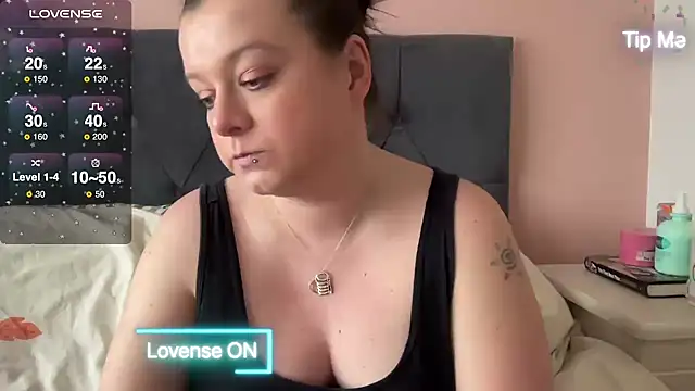 Snapshot of NaughtyWifeUK chatting on 18, 1, 2025 NaughtyWifeUK online show from 18, 1, 2025