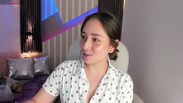 Snapshot of emily_layton chatting on 15, 1, 2025 emily layton online show from 15, 1, 2025