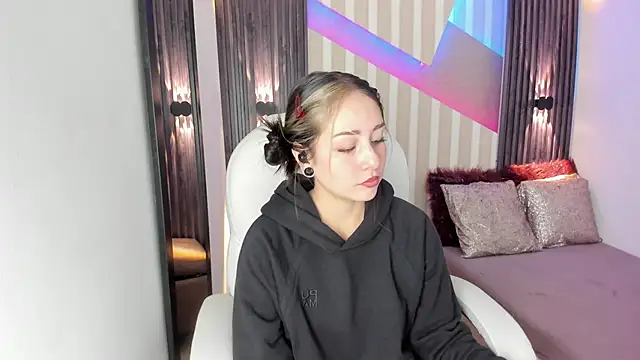 Snapshot of emily_layton chatting on 2, 10, 2025 emily layton online show from 2, 10, 2025