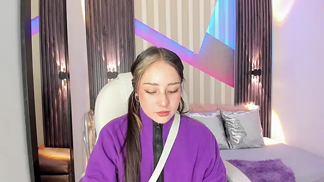 Snapshot of emily_layton chatting on 5, 10, 2025 emily layton online show from 5, 10, 2025