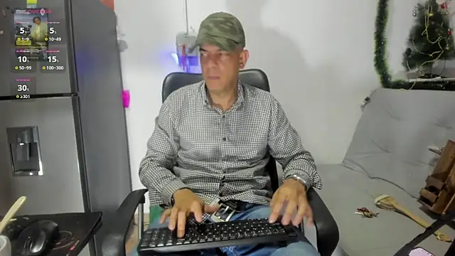Snapshot of latinmartin73 chatting on 13, 12, 2024 latinmartin73 online show from 13, 12, 2024