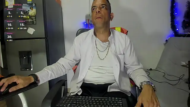 Snapshot of latinmartin73 chatting on 20, 12, 2024 latinmartin73 online show from 20, 12, 2024