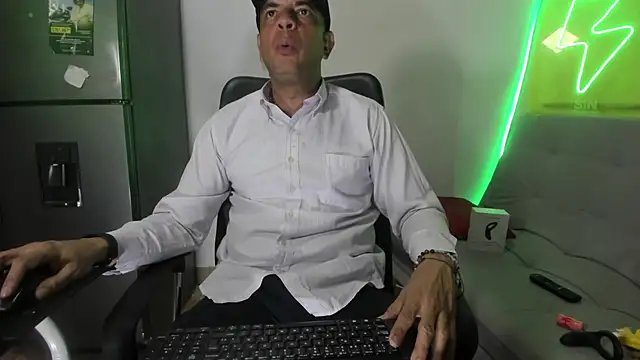 Snapshot of latinmartin73 chatting on 14, 1, 2025 latinmartin73 online show from 14, 1, 2025