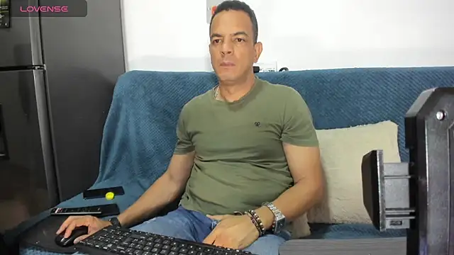Snapshot of latinmartin73 chatting on 27, 1, 2025 latinmartin73 online show from 27, 1, 2025