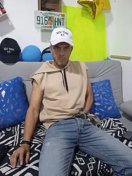 Snapshot of latinmartin73 chatting on 9, 10, 2025 latinmartin73 online show from 9, 10, 2025
