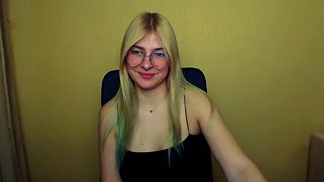 Snapshot of Luna_Lush_ chatting on 4, 2, 2025 Luna Lush online show from 4, 2, 2025