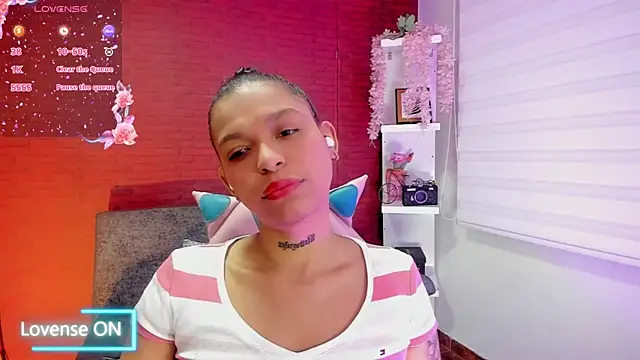 Snapshot of samantha_simur chatting on 12, 12, 2024 samantha simur online show from 12, 12, 2024