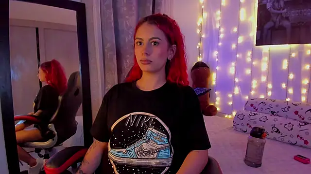 Sophiee Hill online show from 31, 1, 2025