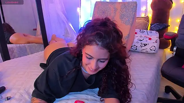 Sophiee Hill online show from 5, 3, 2025