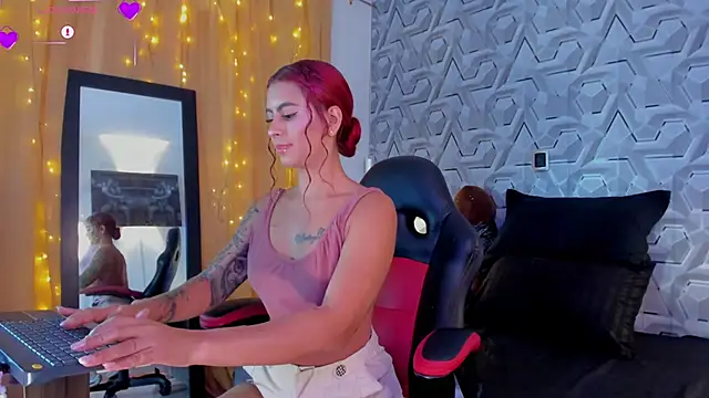 Sophiee Hill online show from 28, 10, 2025