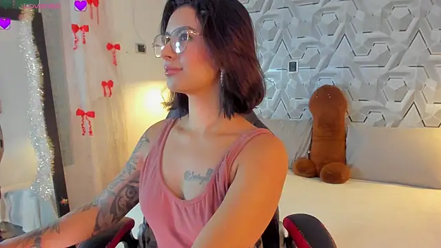 Sophiee Hill online show from 7, 4, 2026