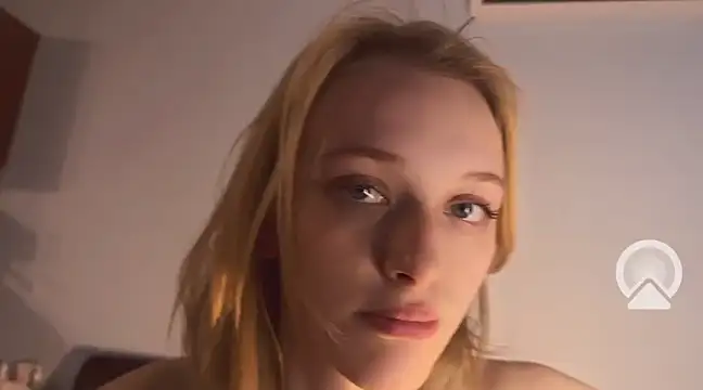 Snapshot of Evvie_Summn1 chatting on 10, 12, 2024 Evvie Summn1 online show from 10, 12, 2024