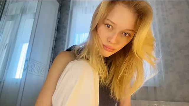 Snapshot of Evvie_Summn1 chatting on 1, 3, 2025 Evvie Summn1 online show from 1, 3, 2025