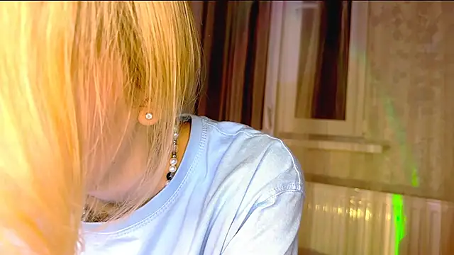 Snapshot of Evvie_Summn1 chatting on 4, 3, 2025 Evvie Summn1 online show from 4, 3, 2025