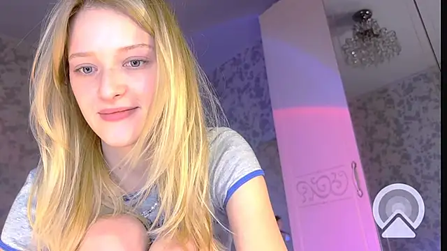 Snapshot of Evvie_Summn1 chatting on 9, 3, 2025 Evvie Summn1 online show from 9, 3, 2025