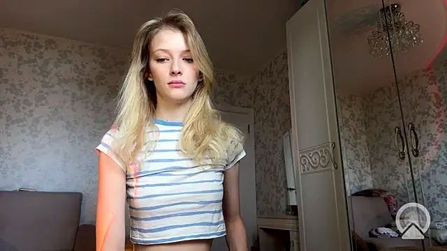 Snapshot of Evvie_Summn1 chatting on 12, 9, 2025 Evvie Summn1 online show from 12, 9, 2025