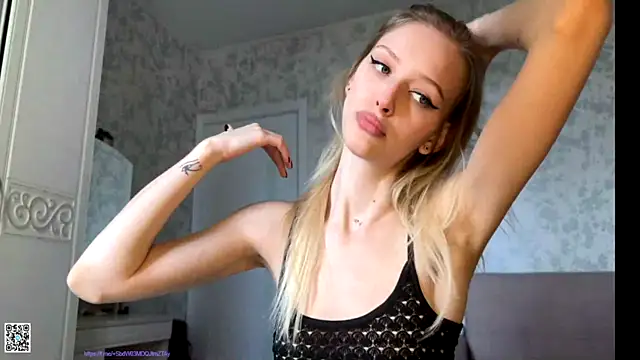 Snapshot of Evvie_Summn1 chatting on 10, 10, 2025 Evvie Summn1 online show from 10, 10, 2025