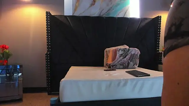 MAHIASMITH13 online show from 15, 12, 2025