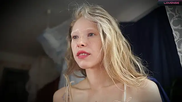 Snapshot of _Phantom_thread_ chatting on 10, 10, 2025 Phantom thread online show from 10, 10, 2025