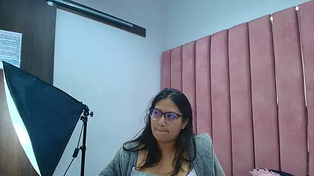 Miaa Smiith  online show from 23, 12, 2025