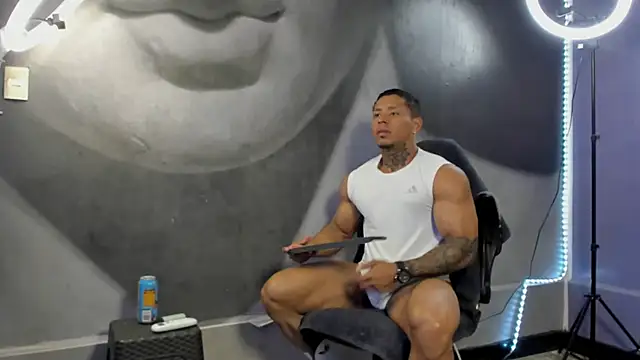 Snapshot of bradley_smith chatting on 28, 12, 2024 bradley smith online show from 28, 12, 2024